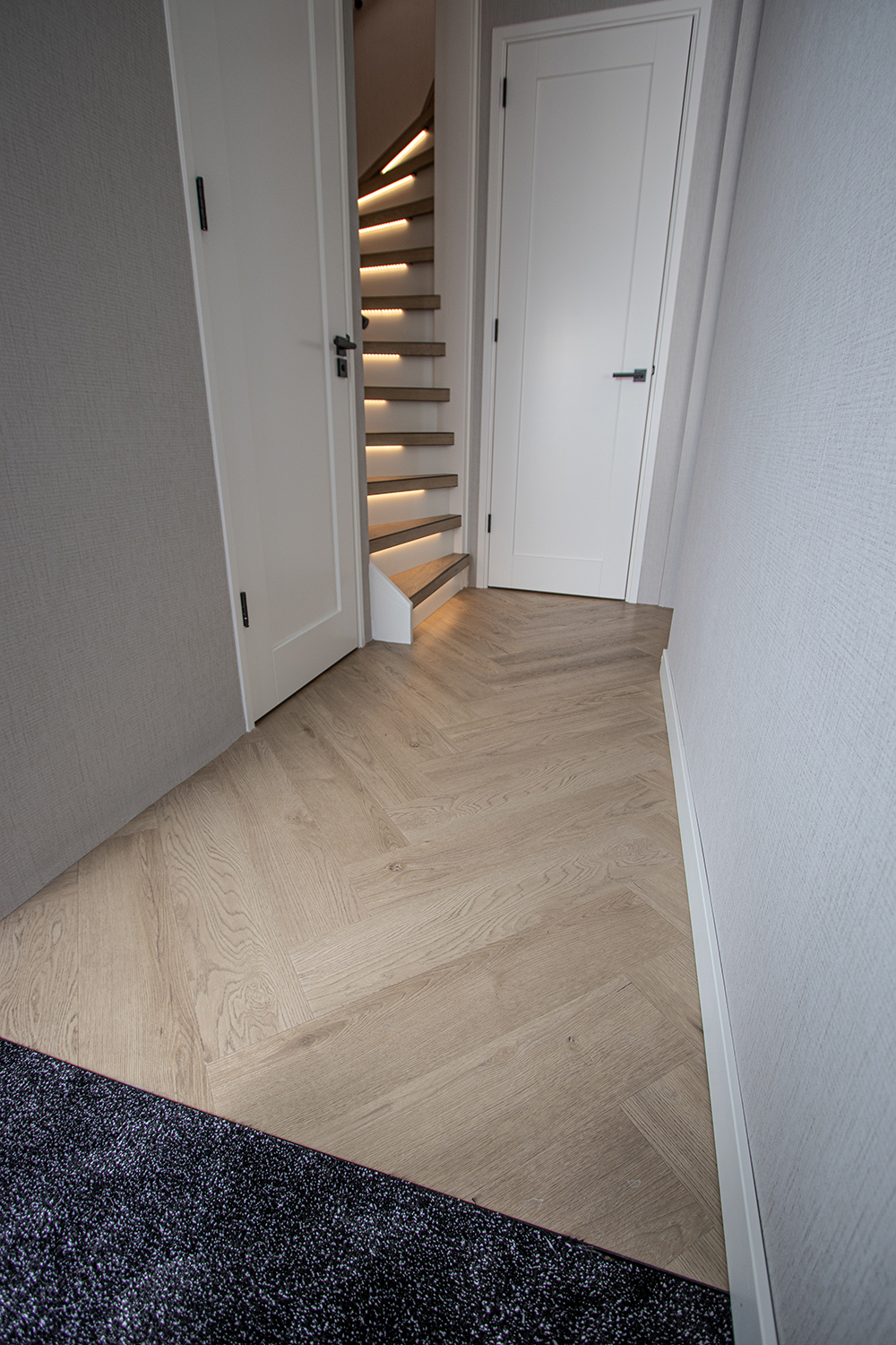 PVC Visgraat vloer Douwes Dekker Boterkoek met traprenovatie met overzettreden in dezelfde kleur in omgeving Amersfoort