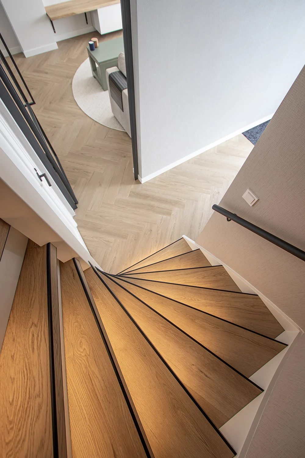 PVC Visgraat vloer Douwes Dekker Boterkoek met traprenovatie met overzettreden in dezelfde kleur in omgeving Amersfoort