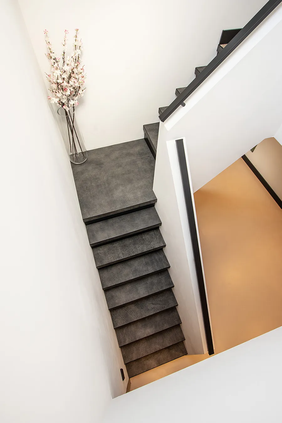Trapbekleding leer in de kleur Quarzo