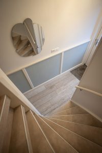 HPL traprenovatie Almond Granada in Ede bijpassend bij houtlook vloer