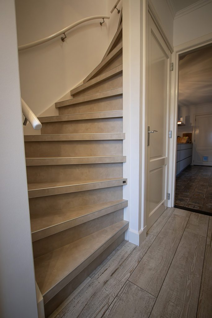 Dichte trap gerenoveerd met HPL Almond Granada amandelkleur natuursteenlook