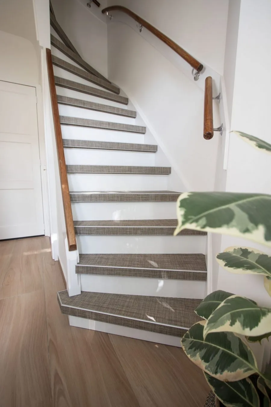 Traprenovatie - Woven Radient-Rotan trapbekleding met witte stootborden