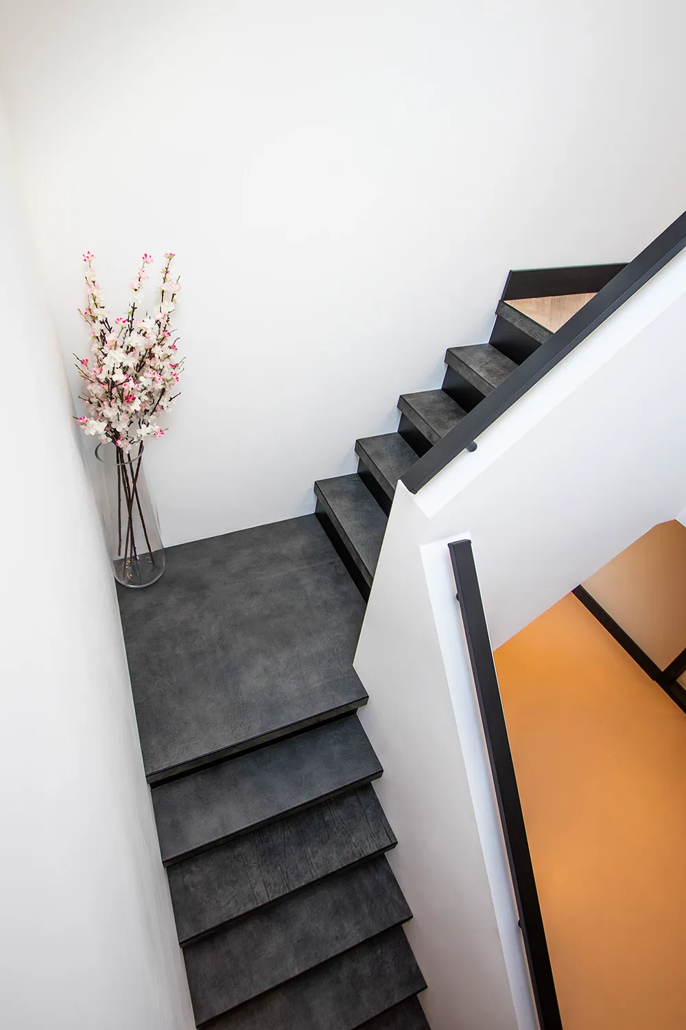 Traprenovatie met leer in de kleur Quarzo