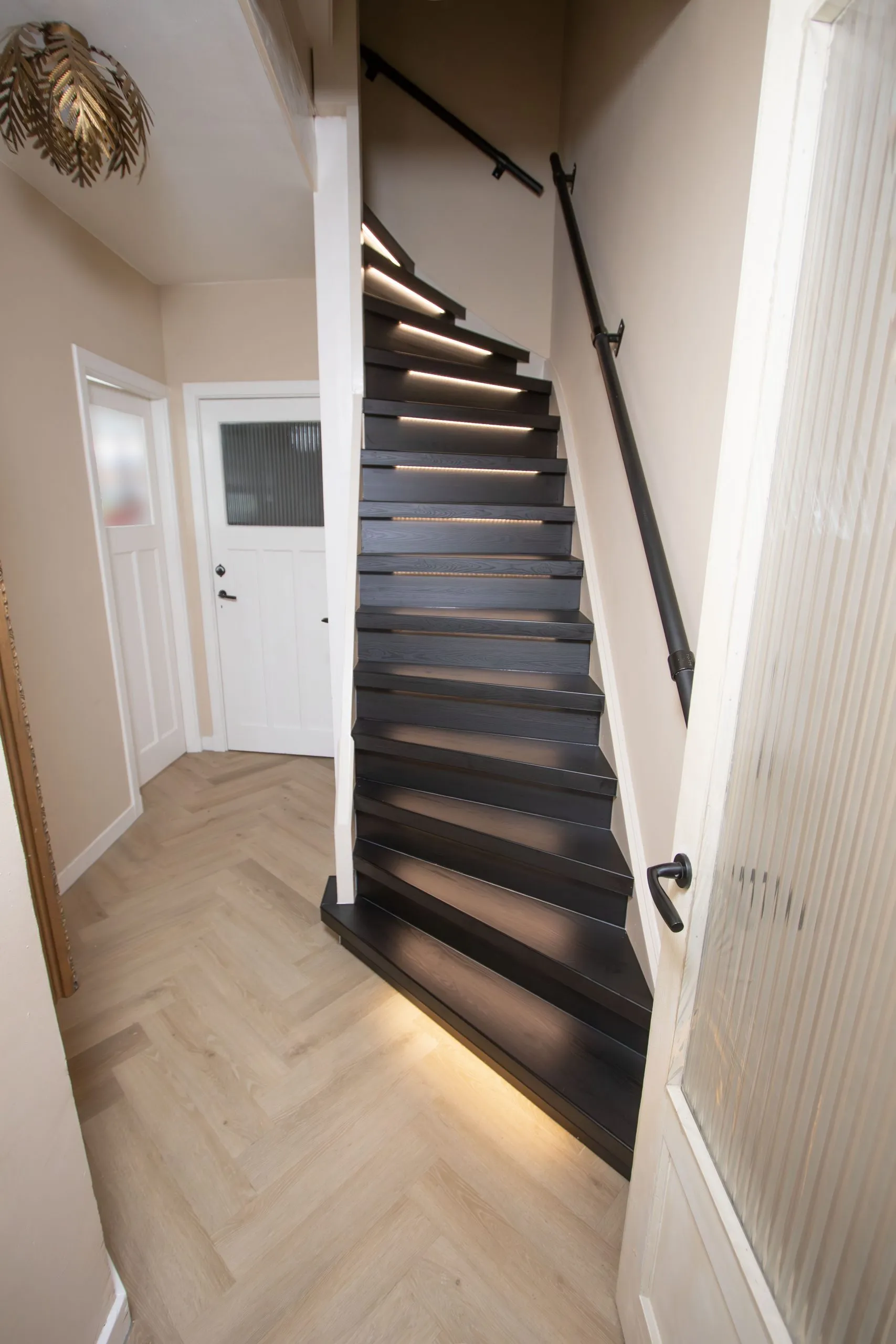 Traprenovatie met trapverlichting in Shadow Black