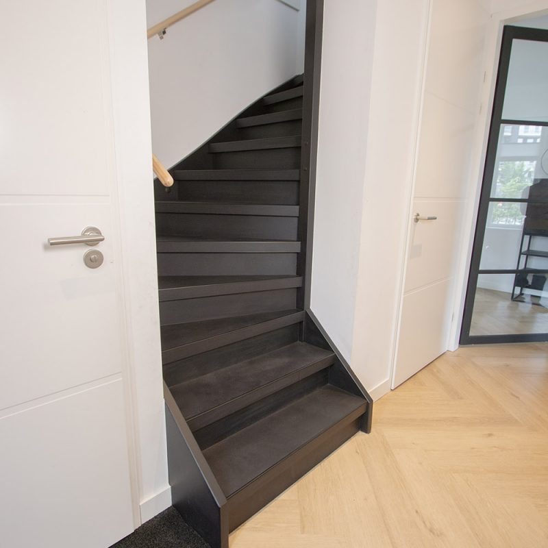 Traprenovatie betonnen traptreden voor dichte trap