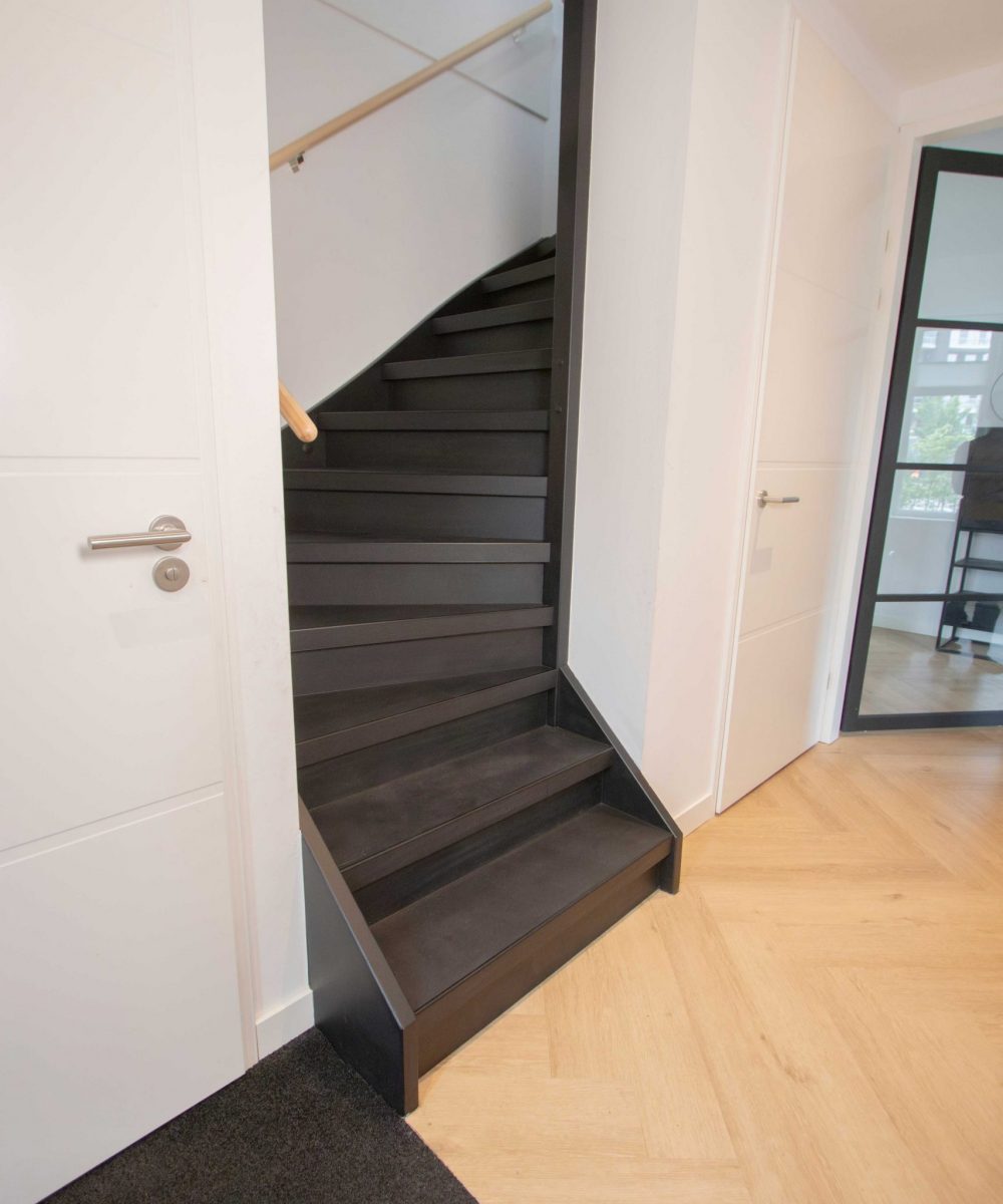 traprenovatie betonlook in de kleur RAL9005