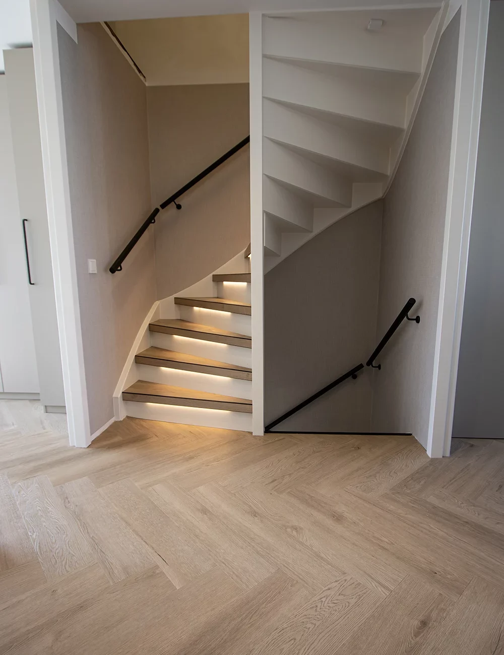 PVC Visgraat vloer in combinatie met traprenovatie met overzettreden in dezelfde kleur in omgeving Amersfoort