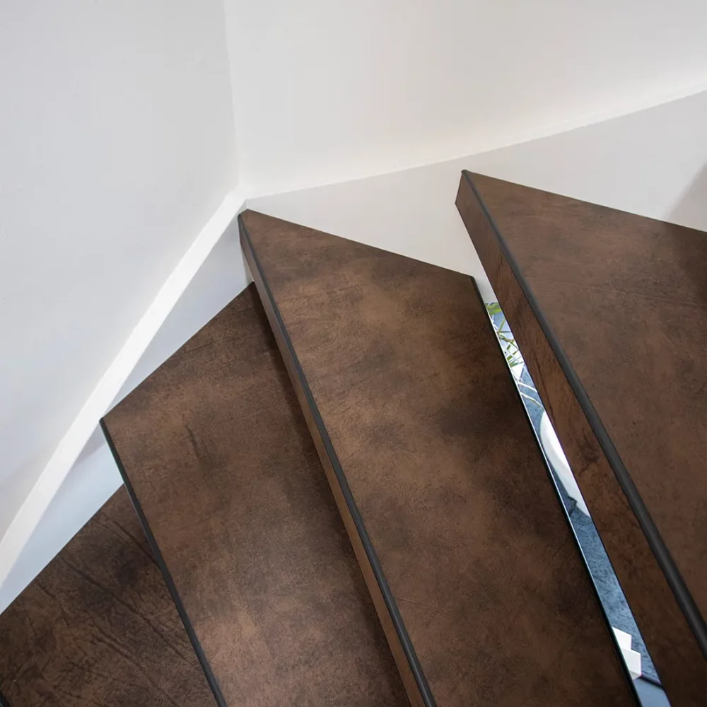 Leren trapbekleding in de kleur Quarzo