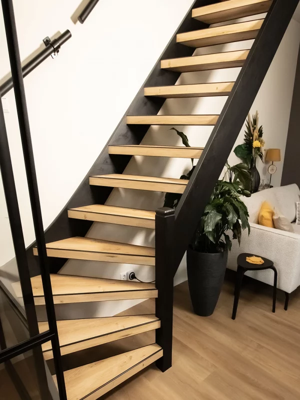 Traprenovatie van open trap, bekleed met overzettreden van PVC 'Finsteraarhorn' trapbekleding, net zwart aluminium VeiligheidsProfiel.