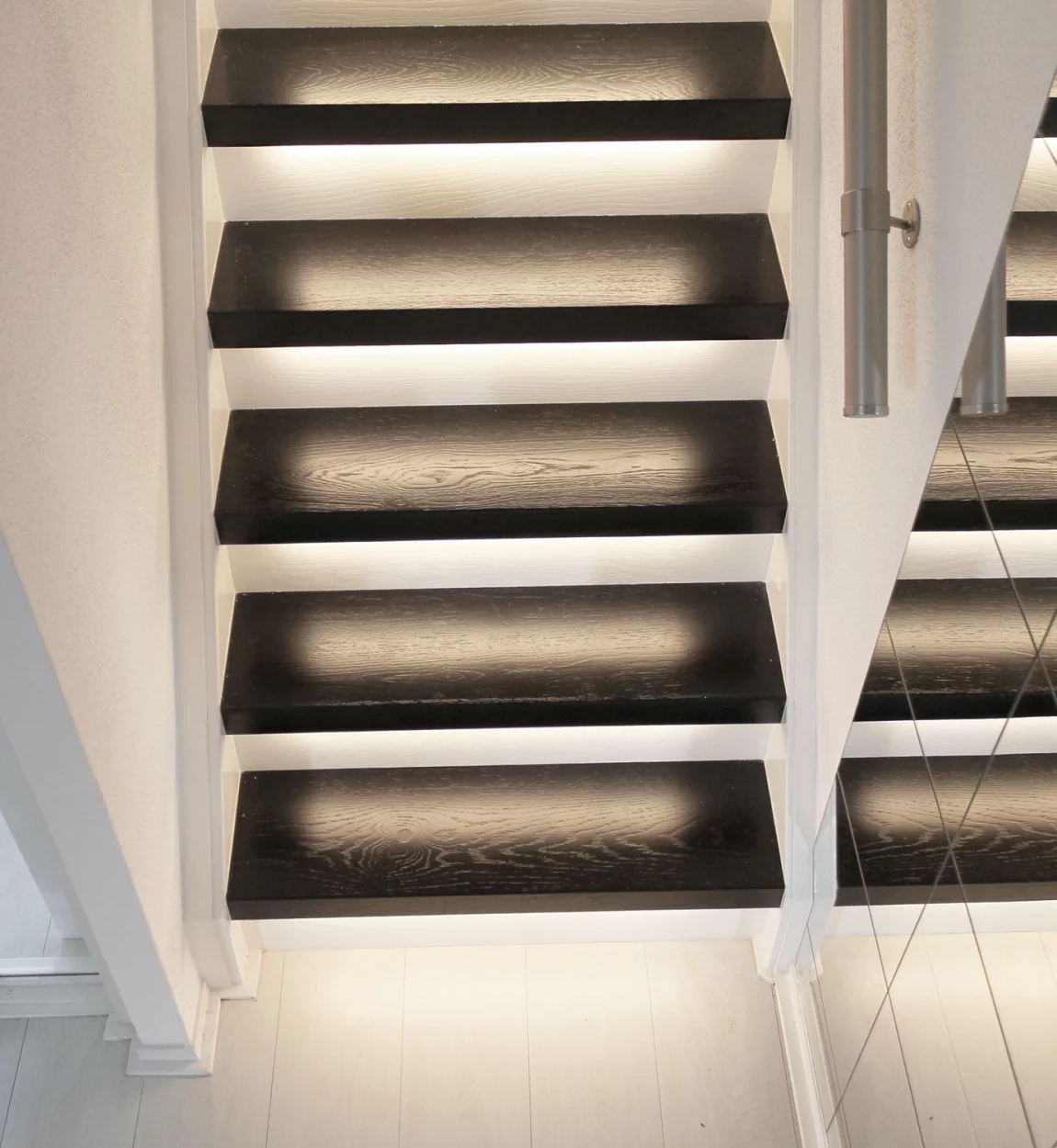 Zwarte PaintWood traprenovatie met led verlichting
