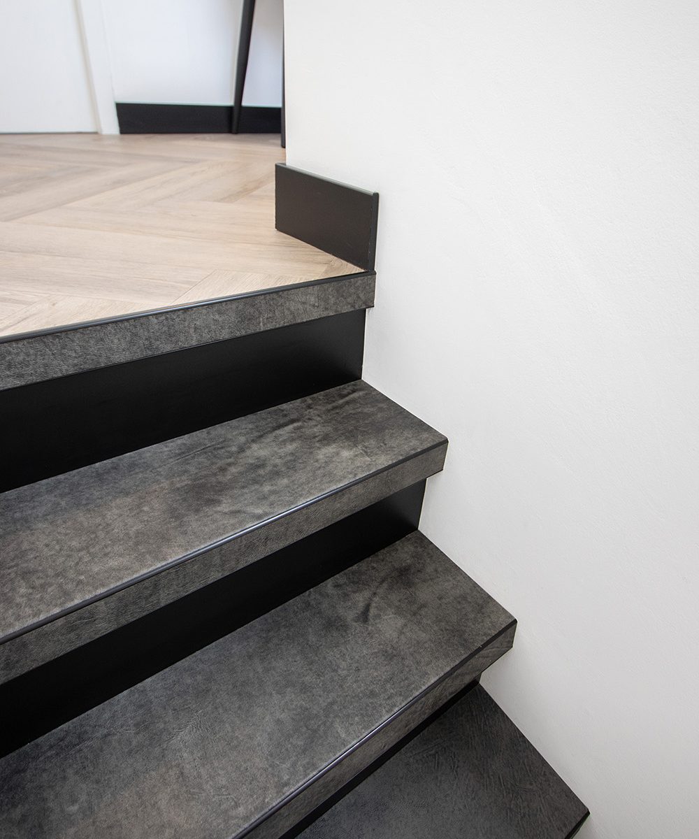 Leren trapbekleding met slate leather in de kleur Quarzo