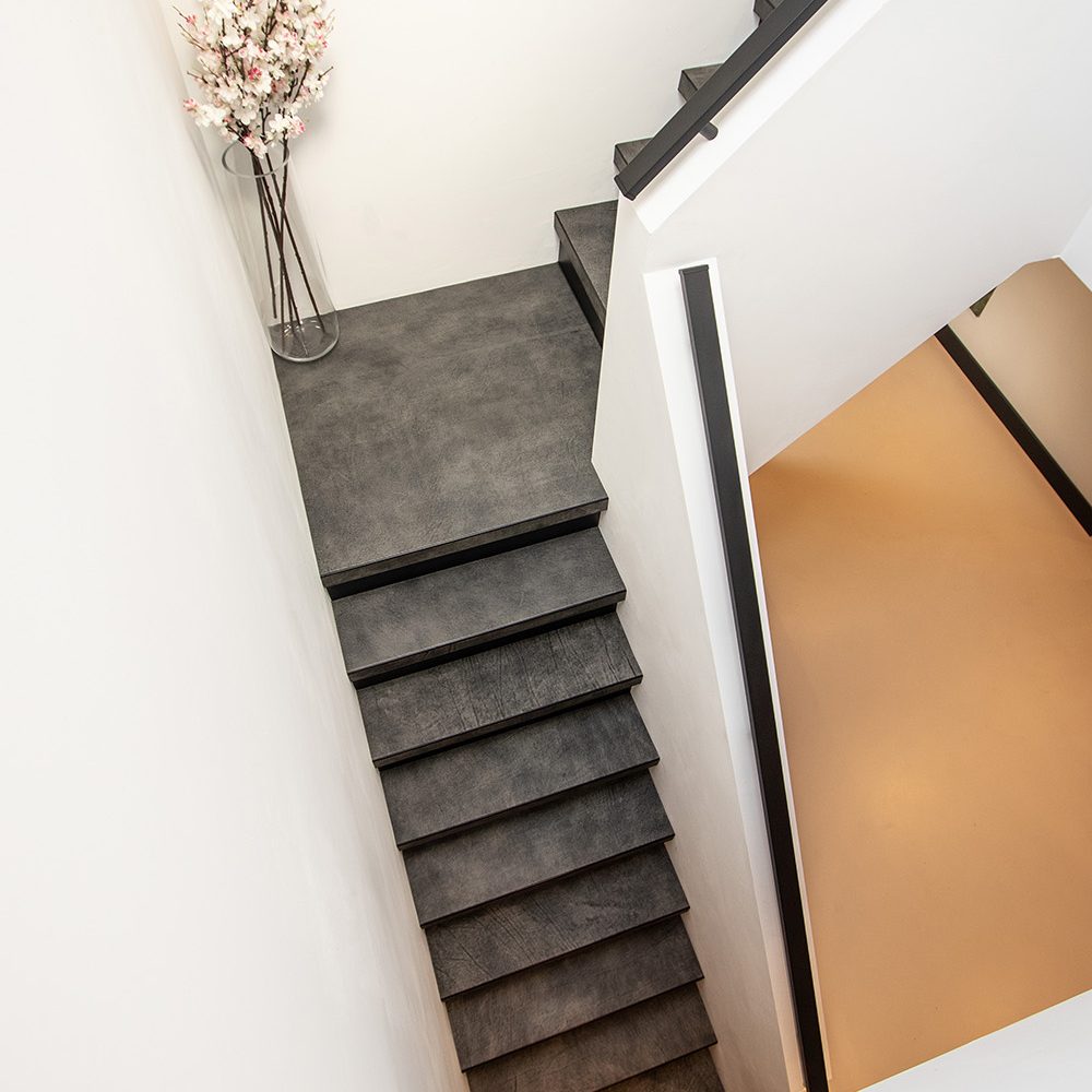 Leren trapbekleding met slate leather in de kleur Quarzo