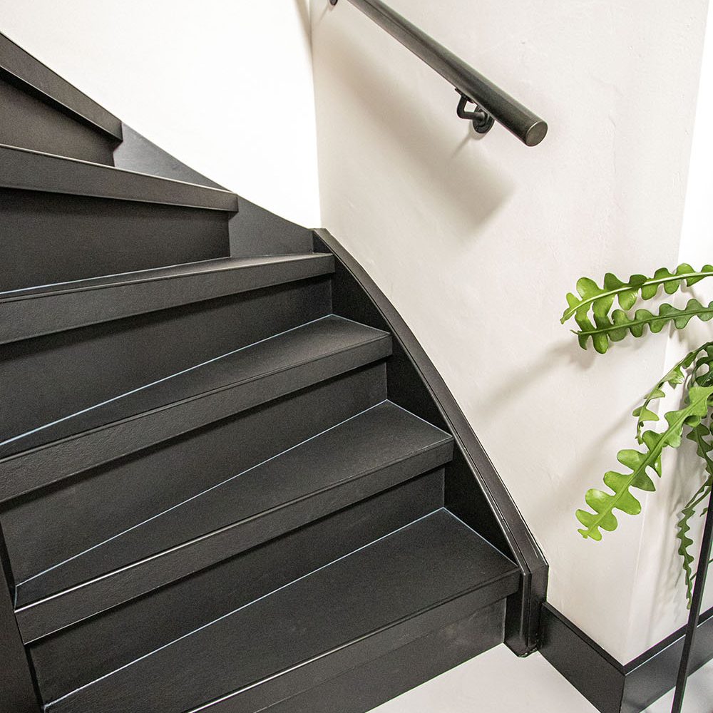 Leren trapbekleding met slate leather in de kleur Voltera