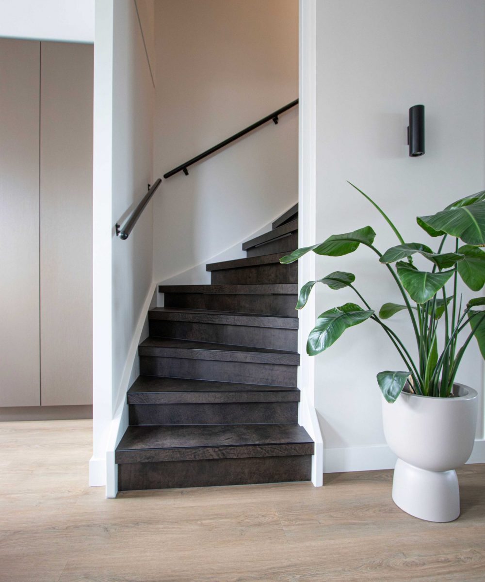 Traprenovatie met leren trapbekleding.