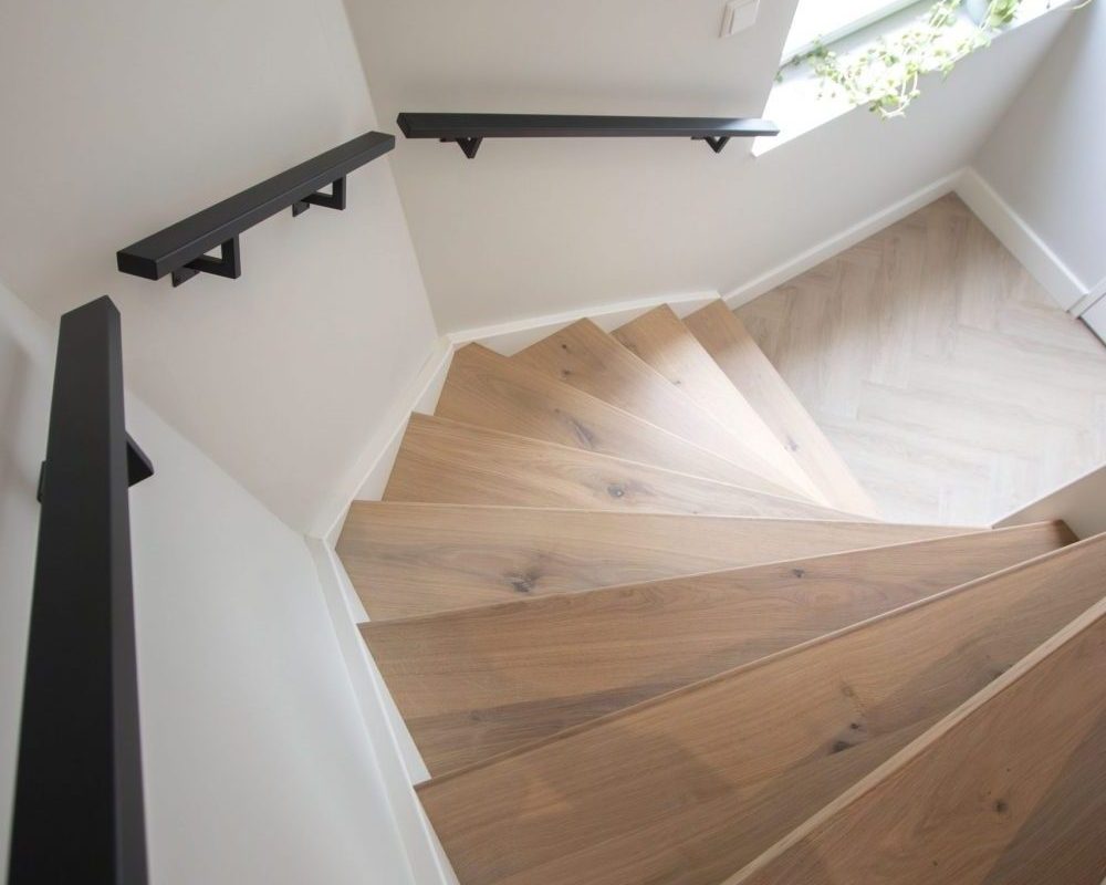 traptreden van licht hout