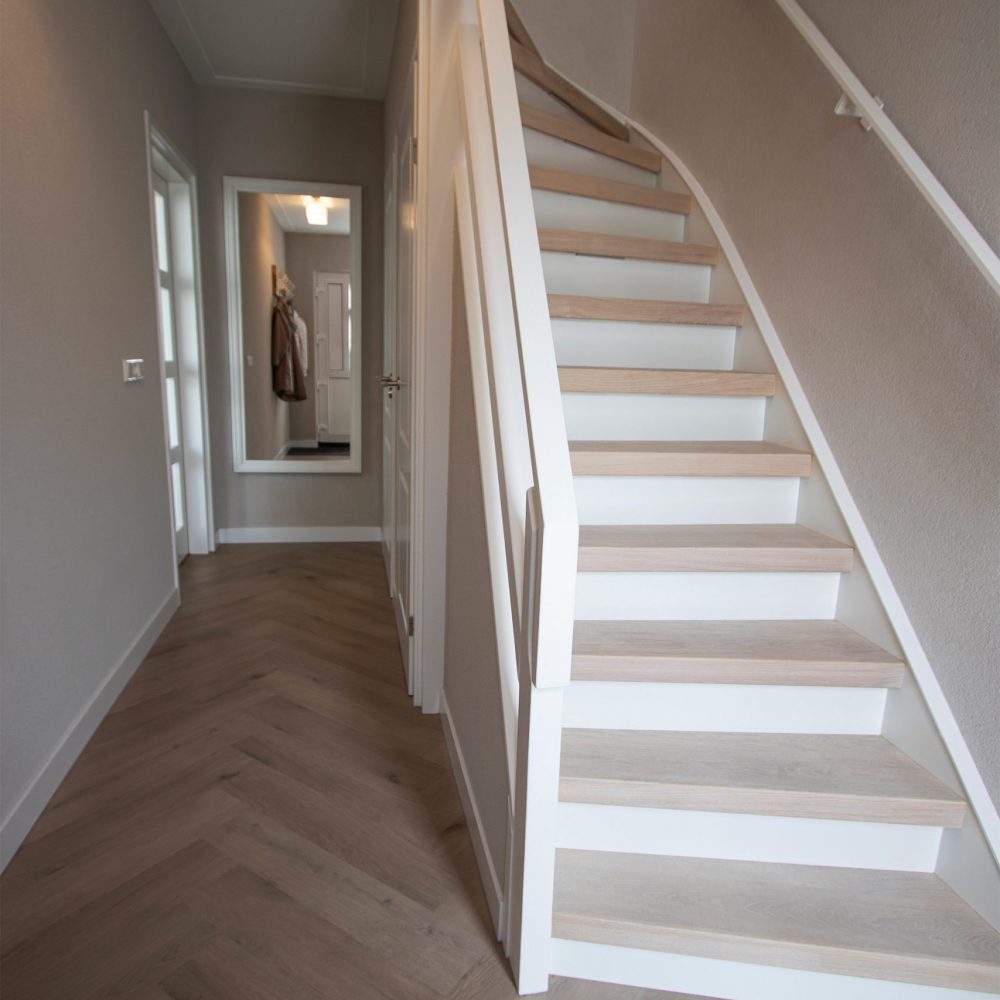 traprenovatie hout met witte stootborden. Houten trap renoveren