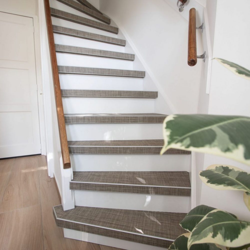 Woven trapbekleding met witte stootborden