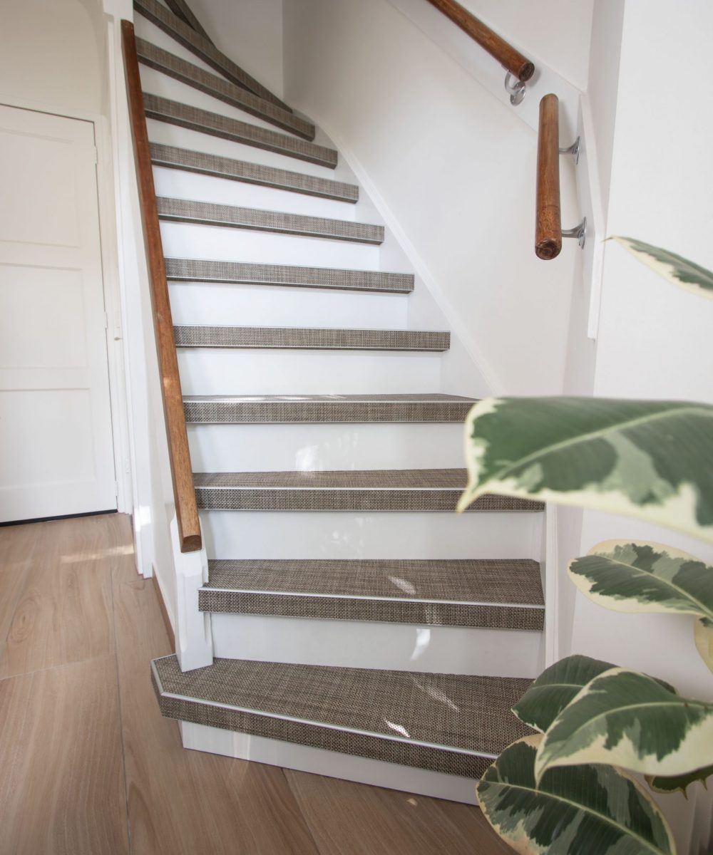 Woven trapbekleding met witte stootborden